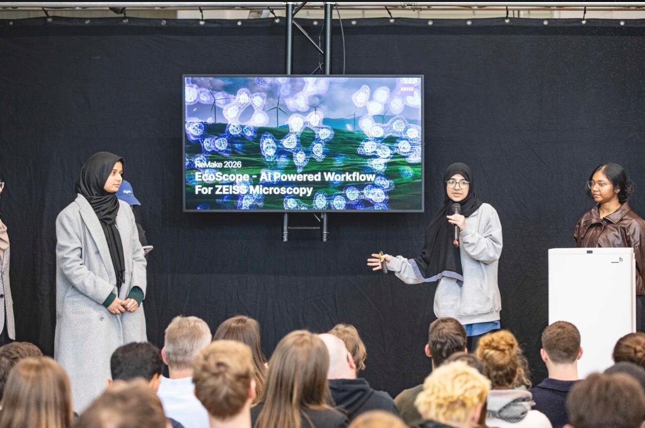 Ecoscop presentation on stage at the ZEISS hackathon